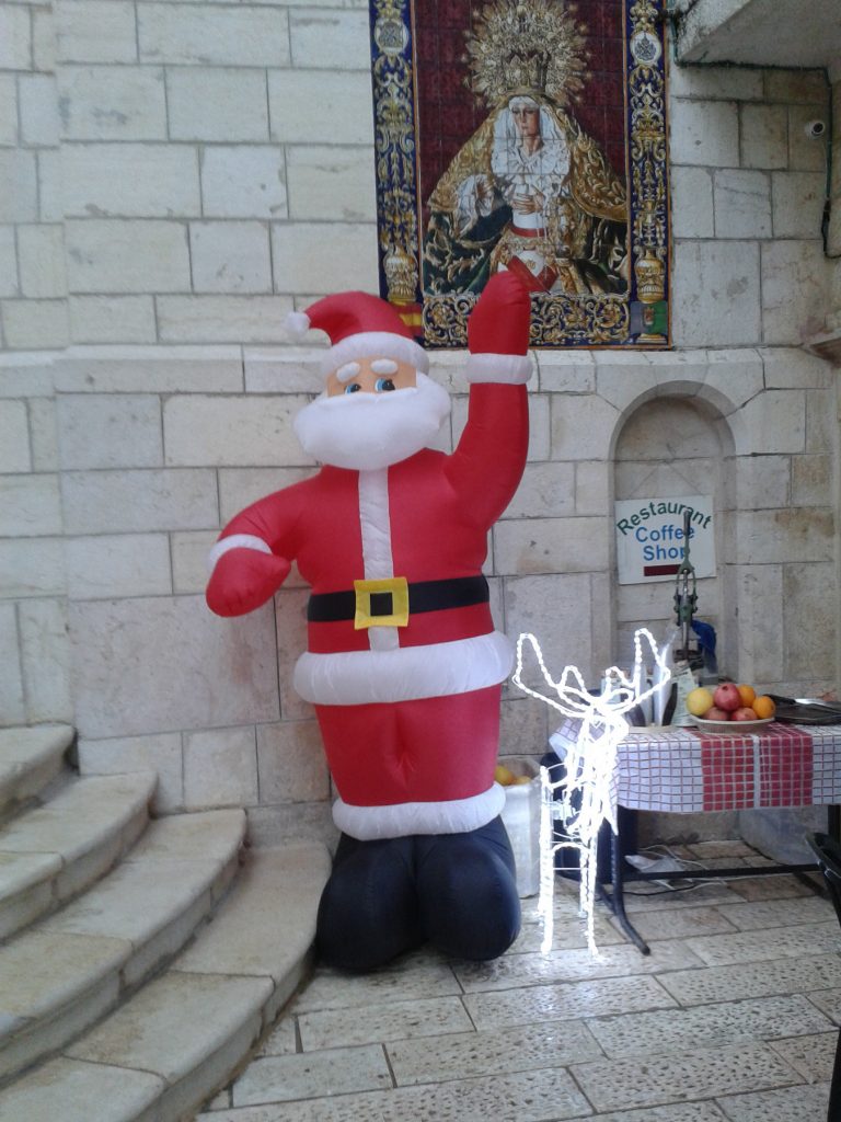 Kreuzwegstationen mit Weihnachtsmann - trifft nicht jeden Geschmack